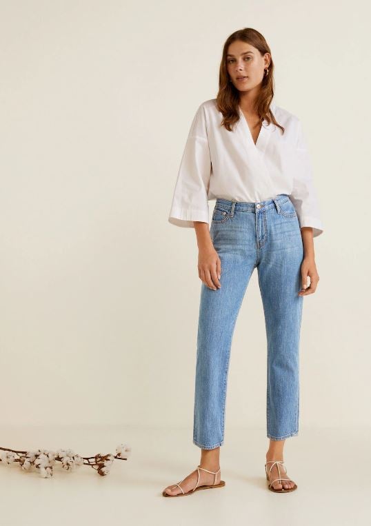 Flare. Comodísimos y con un extra en el efecto alargador de la pierna gracias al tono oscuro y al acampanado (Mango, 39,99 euros).