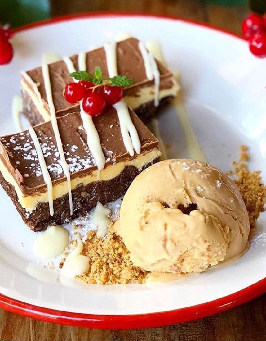 No es una tarta como tal pero lleva chocolate, que es lo importante. El Canadiense Bar ha creado su propia Nanaimo Bar, una receta originaria de la ciudad de Nanaimo. Se trata de un postre de brownie helado de tres capas, chocolate y coco, crema de mantequilla y praliné acompañado de helado de galleta. Calle Carranza, 10 (Madrid).