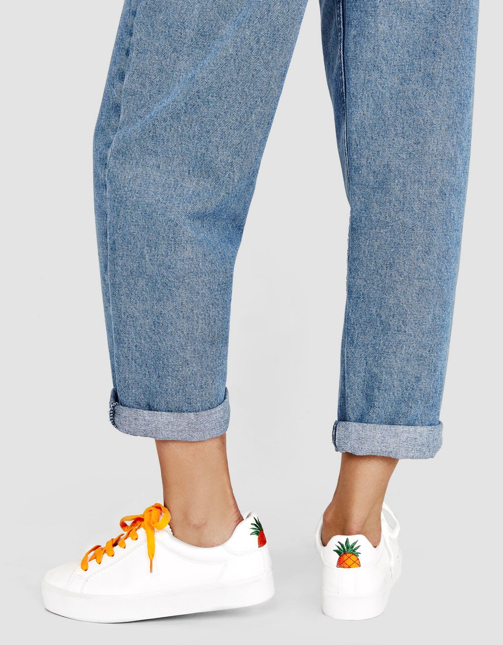 Zapatillas bordado con piñas de Bershka: 17,99 euros.