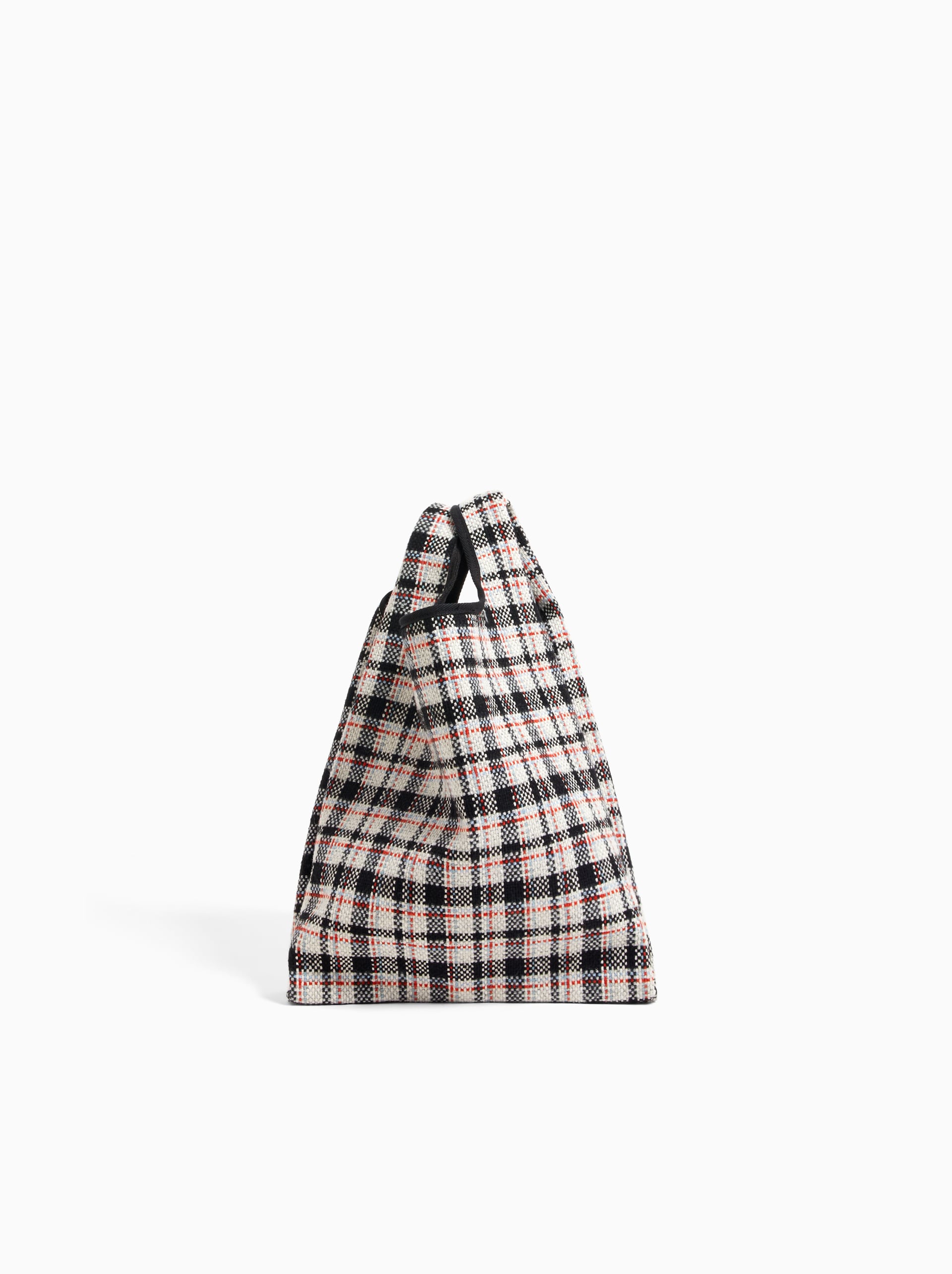 Bolso de cuadros de Zara Kids: 25,95 euros.