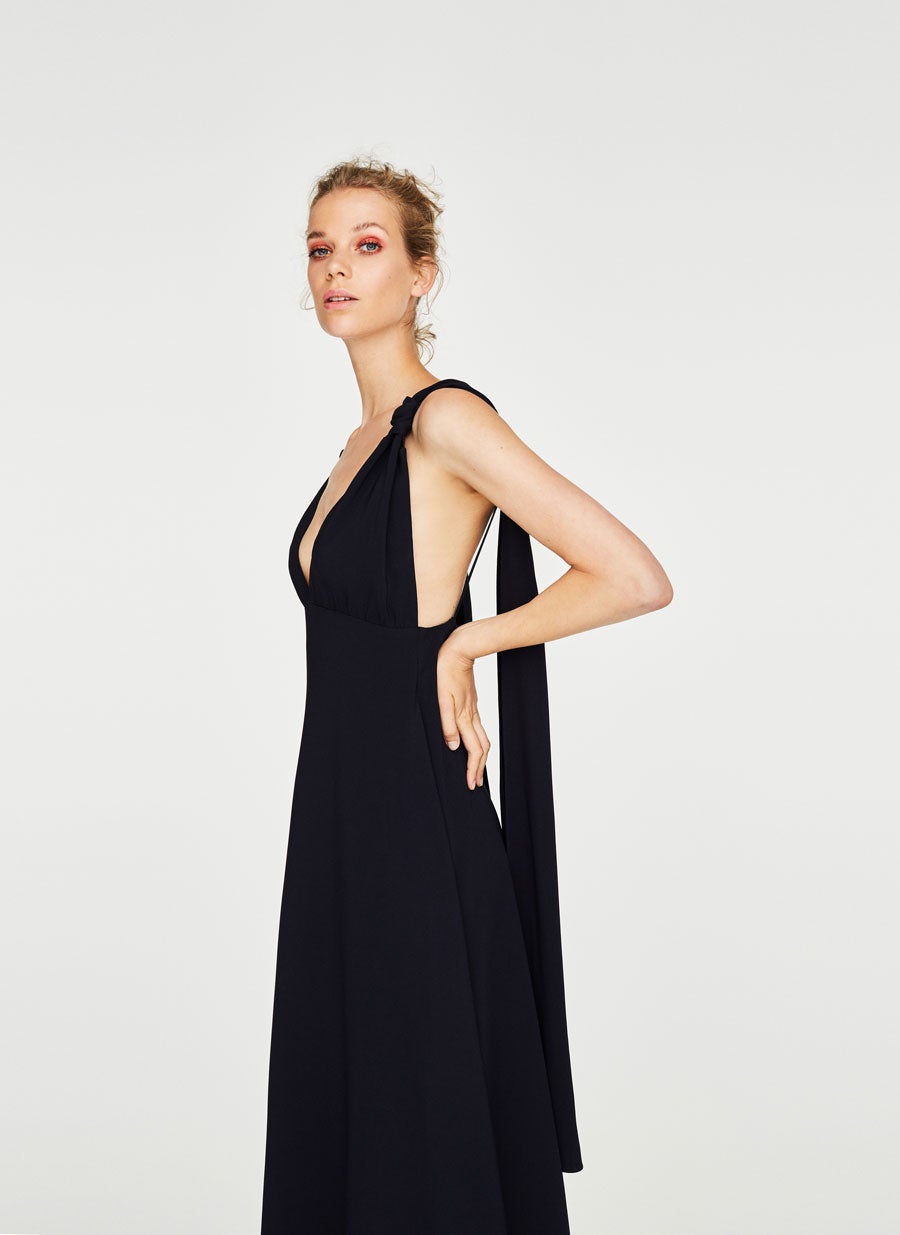 Vestido lago negro con tejido fluido y tirantes extra largos superpuestos en la espalda: 150 euros en Uterqüe.