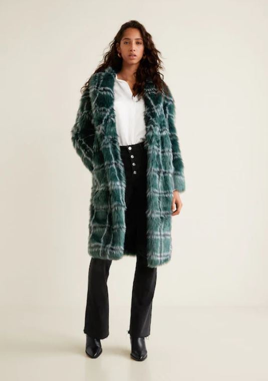 De cuadros verdes y peludos. Un maravilloso mix entre la tendencia de la temporada y un peluche (Mango, 99,99 euros).