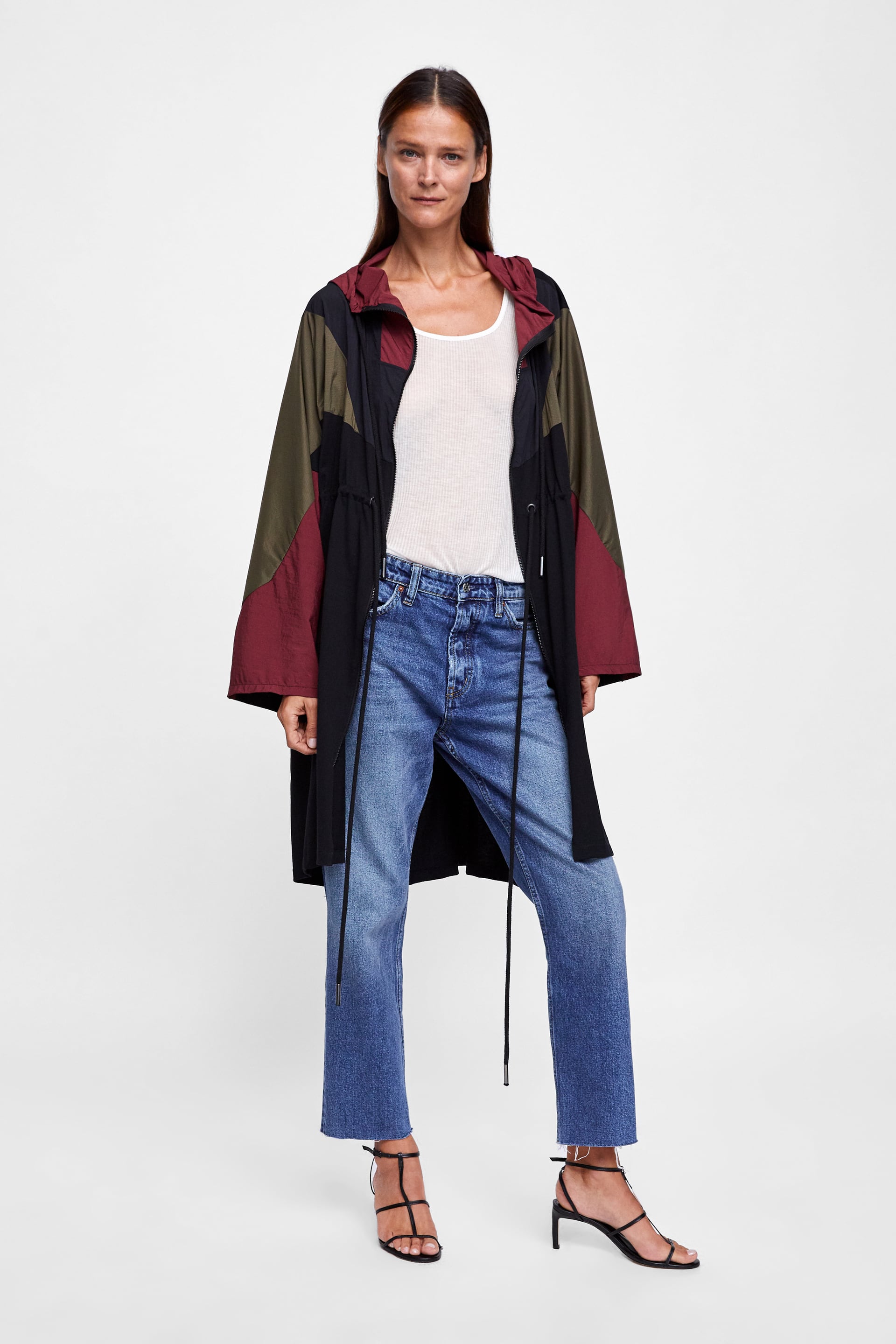 Chubasquero cuatricolor. La combinación de los bloques de color lo convierten en una pieza barata de las que parecen muy caras (Zara, 35,95 euros).