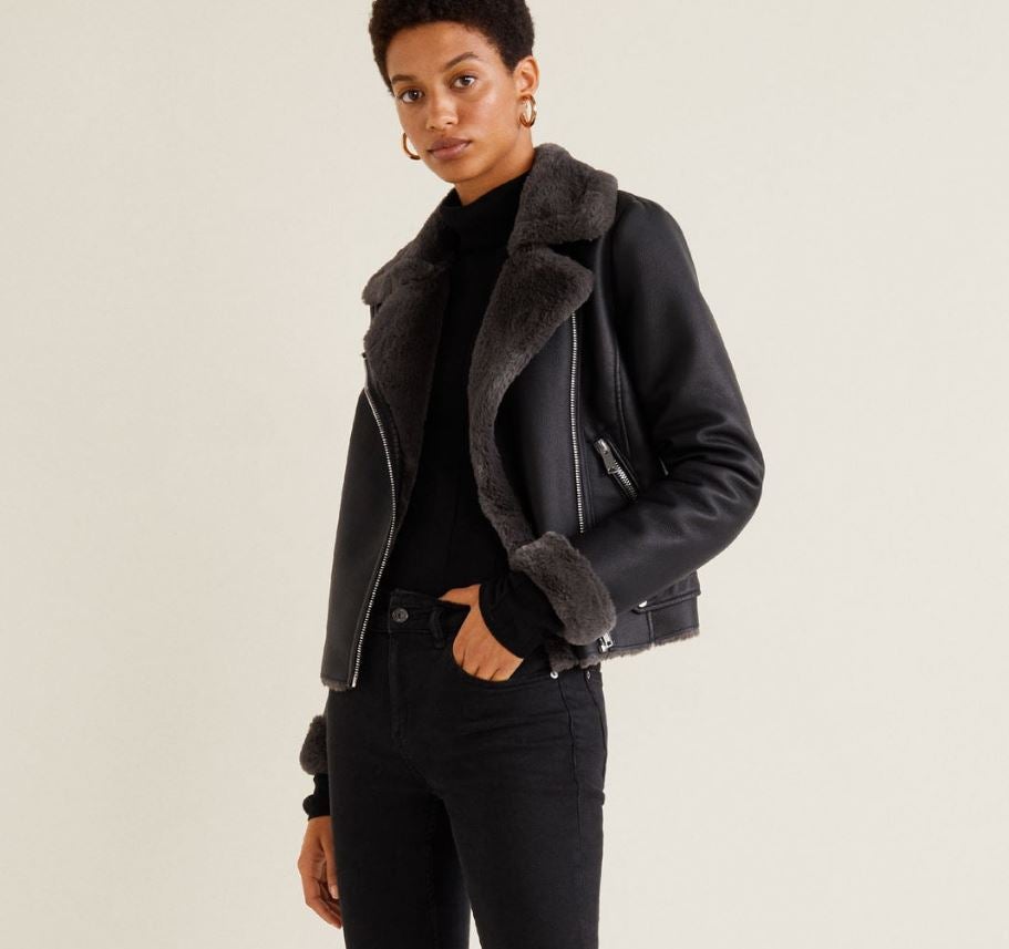 En Mango y en su hermana curvy Violeta encontramos dos versiones de esta cazadora en todas las tallas, pero con un diseño corto, justo a la cadera. La de Mango va forrada con un precioso pelo sintético color gris humo (59,99 euros).