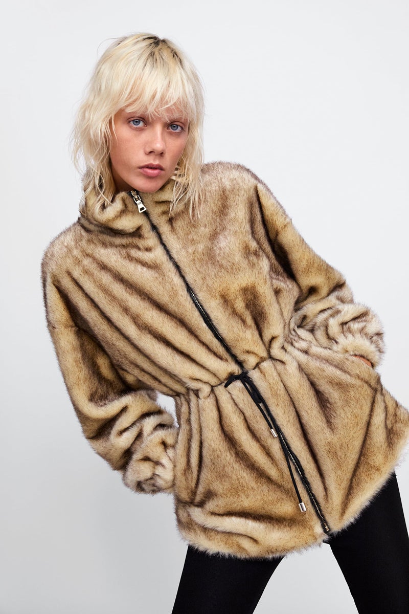 Parka de pelo bicolor. La cintura interior ajustable con un cordón le da un aire distinto (Zara, 69,95 euros).