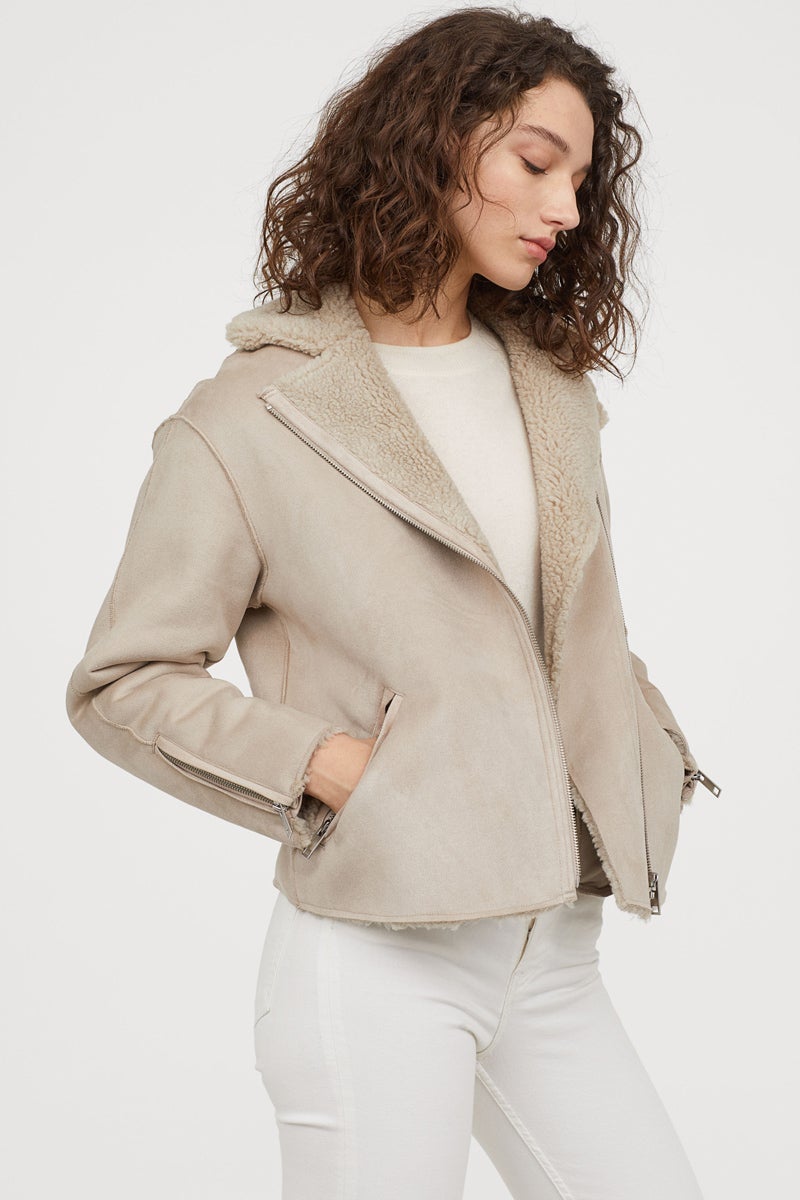 H&M tienen la cazadora motera más liviana, en ante sintética, y más económica: 39,99 euros. En color topo claro o negro, va forrada en peluche del mismo color. Lo mejor de H&M es que esta es una de las muchas prendas de su colección que tallan hasta la 50.
