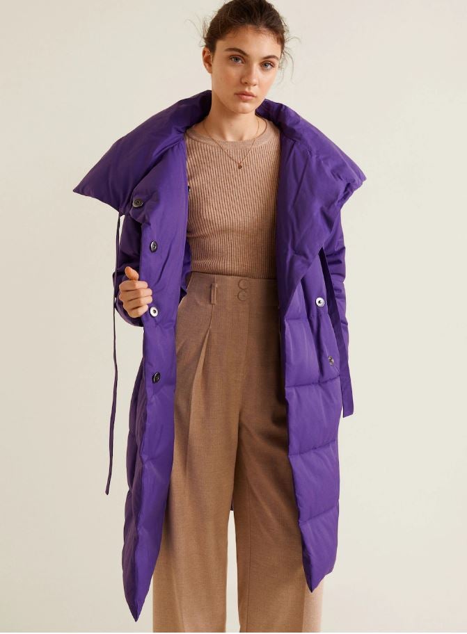 Lila y acolchado. Un diseño oversize con un cuello interesante con dos posiciones (Mango, 89,99 euros).
