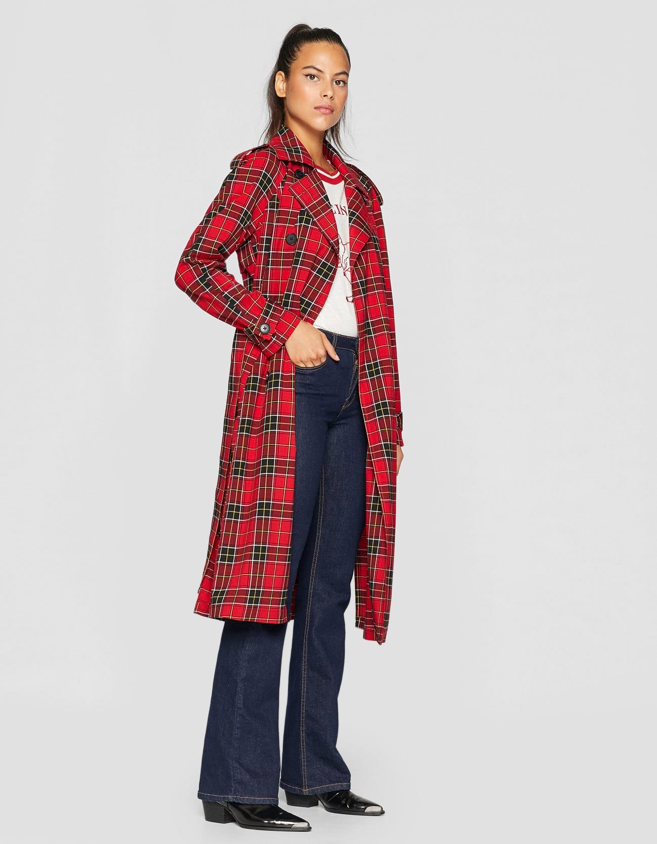 Trench de cuadros escoceses. Imposible pasar inadvertida con este estampado en súper tendencia (Stradivarius, 59,99 euros).