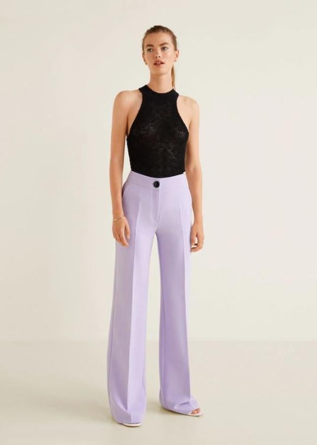 El lila es un tono ideal para llevar a una boda de día. Es romántico sin ser cursi, y este pantalón palazzo y de tiro alto de Mango es maravilloso porque estiliza tu figura. Precio: 29,99 euros.