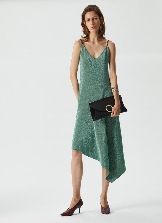 Sencillo y súper sofisticado, nos encanta la silueta asimétrica y los detalles 'glitter' de este 'slip dress' de Adolfo Domínguez, perfecto para una boda de día. Precio: 298 euros.