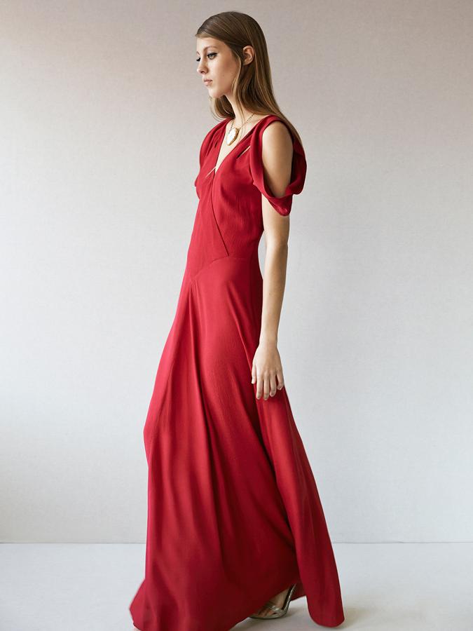 El rojo nunca falla, y menos si es con un diseño tan favorecedor e hiperfemenino como este de Intropia que, además, está rebajado a 111 euros.