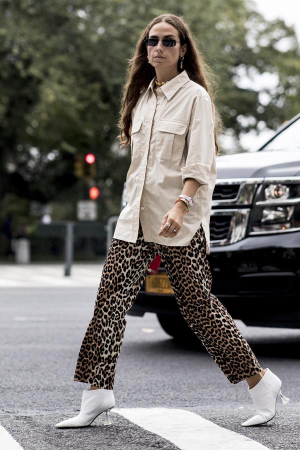 Seguimos con el leopardo y, por si fuera poco, combinado con botines blancos. El resultado es perfecto, y 'culpa' de ello la tiene la camisa tipo sahariana en color beige, que relaja el conjunto y aporta un punto de equilibrio perfecto.