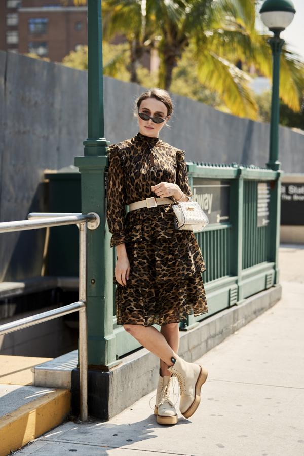 O lleva tu vestido de leopardo con botas tipo Dr. Martins. ¡Impresionante!