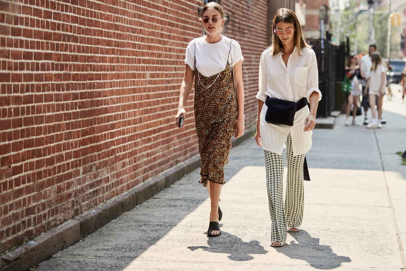 Otro ejemplo más de cómo llevar el leopardo en tus looks de día: combinando tu 'slip dress' con una camiseta blanca básica debajo. Atención también a lo bien que quedan unos pantalones setenteros con estampado pata de gallo con una blusa amplia blanca y un bolso riñonera.