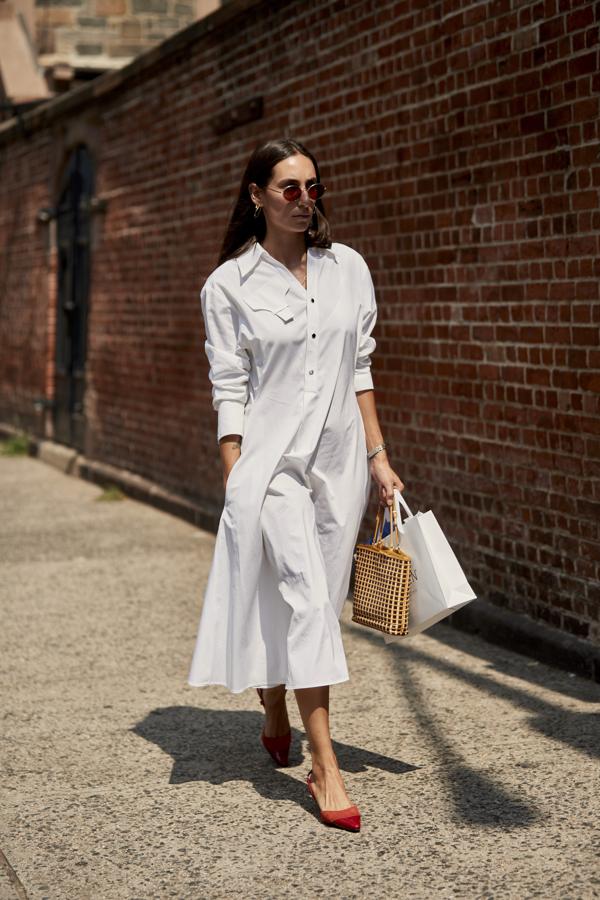 Elegante, discreto, minimalista... perfecto. Este vestido blanco camisero es un acierto en toda regla.