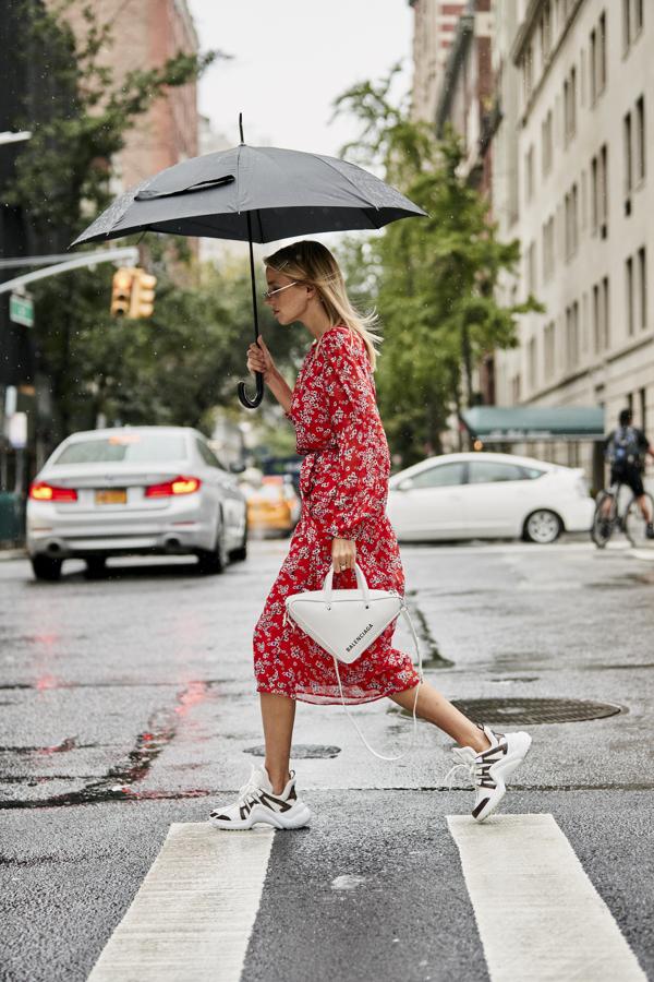 Otro buen ejemplo de cómo llevar un vestido romántico de flores con un toque 'sporty' gracias a las zapatillas.