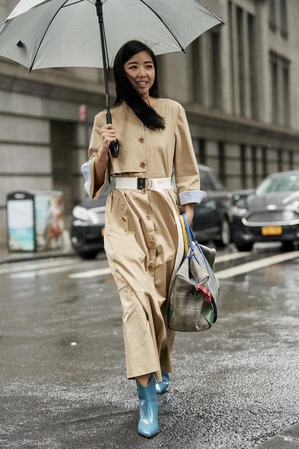 Necesitamos un trench-vestido como este. En serio, lo necesitamos...