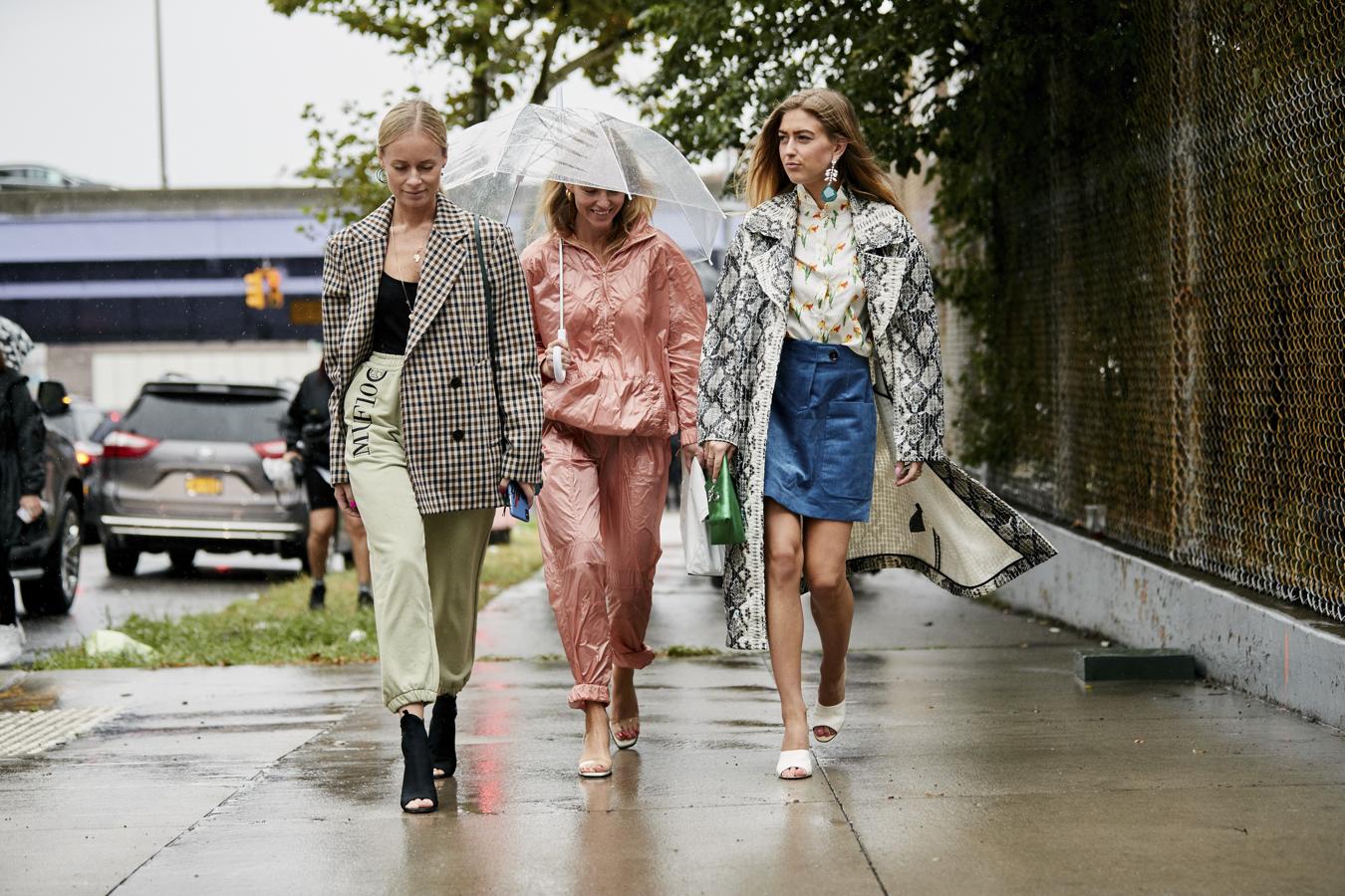 Nosotras habíamos dicho un 'no' rotundo al chándal con tacones, pero claro, luego los vemos así, y nos convencen las 'influencers'...