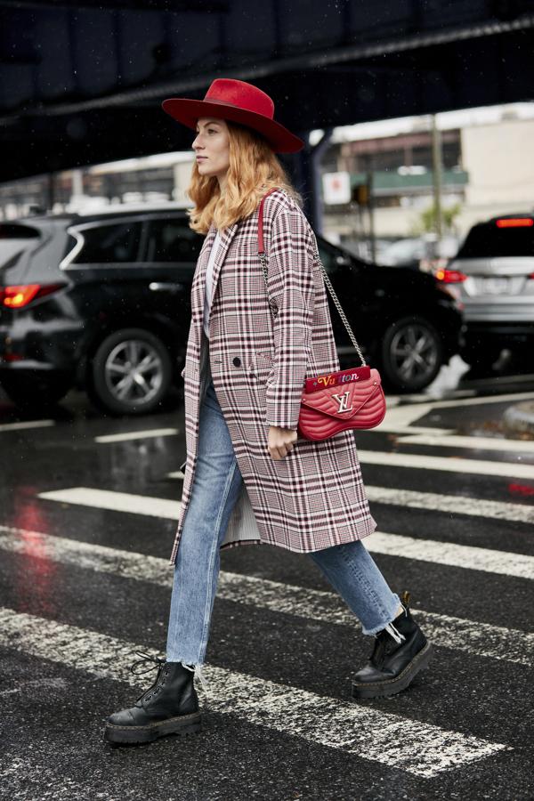 Y para terminar, una combinación básica y a la que siempre volvemos con acierto: jeans, abrigo de cuadros y un sombrero fedora.
