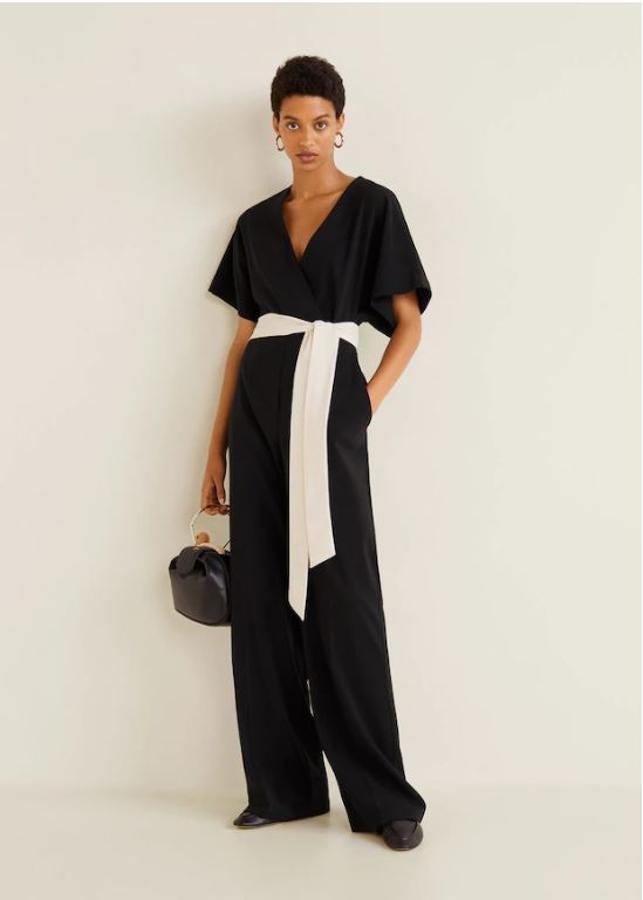 Este mono con escote de pico cruzado y manga corta murciélago, de Mango es ideal para aquellas que prefieran ir más clásicas. El lazo le da cierto aire glamuroso que hace que pase de ser un mono cualquiera a uno con más personalidad. Precio: 49,99 euros.