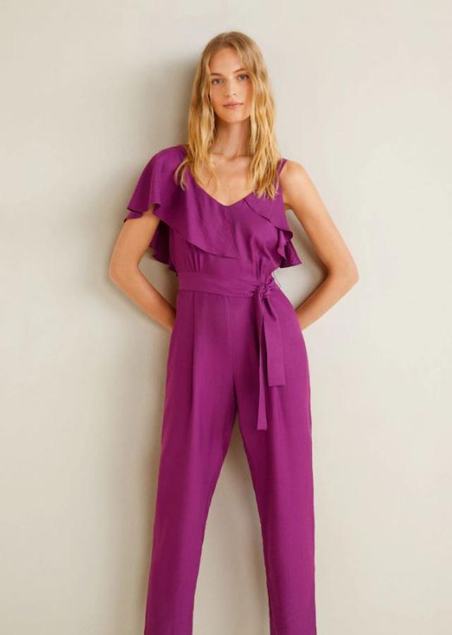 No importa si es de día, de tarde o de noche. Este mono de Mango es lo suficientemente camaleónico. Este mono de lino cuesta 49,99 euros.