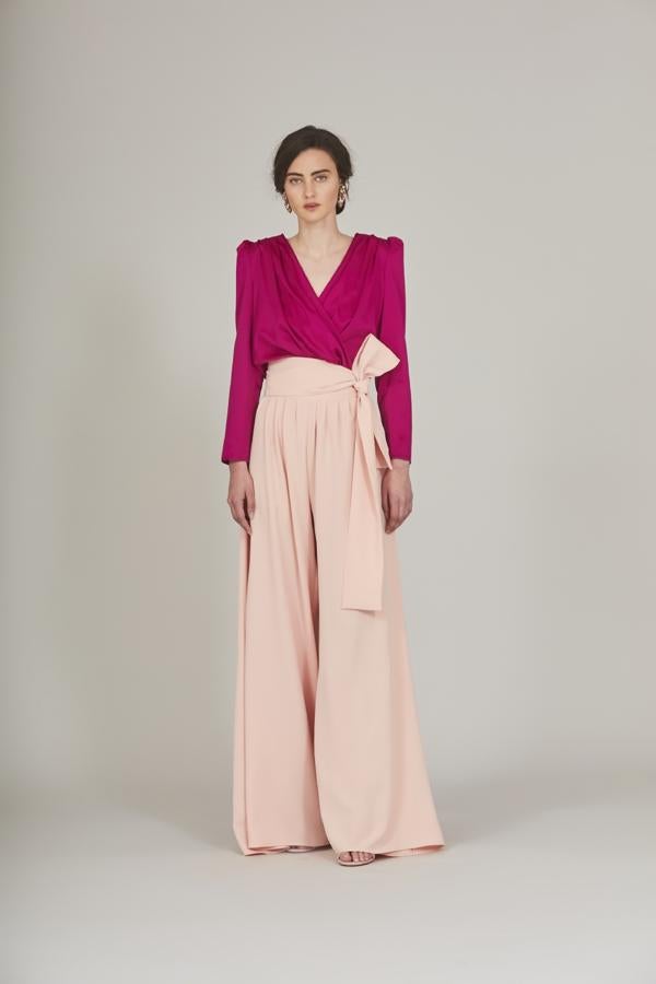 Para las más atrevidas los maxi pantalones resultan una pieza con mucha personalidad Modelos extremadamente acampanados y con cinturas ajustadas, hacen que estos pantalones se parezcan mucho a una falda. ¡Nos encanta!