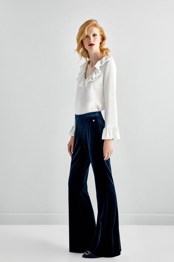 Para las que son más arriesgadas este pantalón de terciopelo es ideal. También firmado por Pedro del Hierro. Si te pones tacones estilizarás el atuendo.