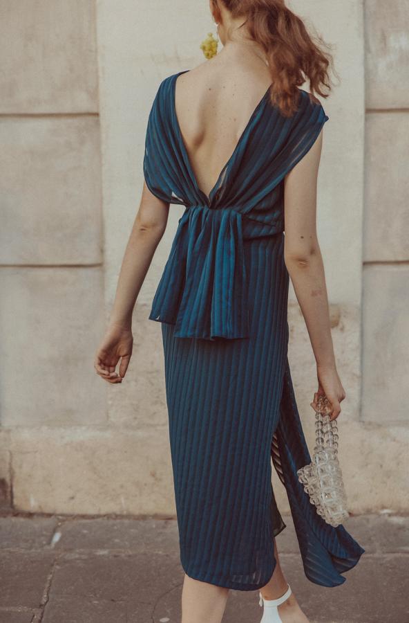 Este vestido midi de Sophie and Lucie nos conquista con su impecable espalda, con su azul cobalto (que ofrece un sinfín de posibilidades para combinar los complementos) y con su silueta llena de movimiento y feminidad.