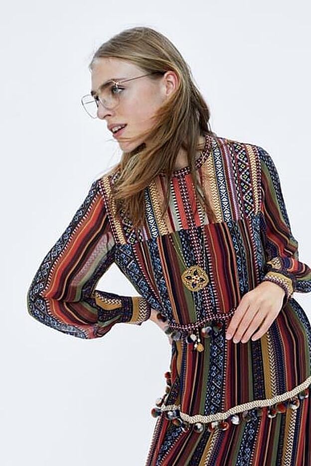 Cuenta con línea evasé amplia, cuello redondo y manga larga acabada en puño.