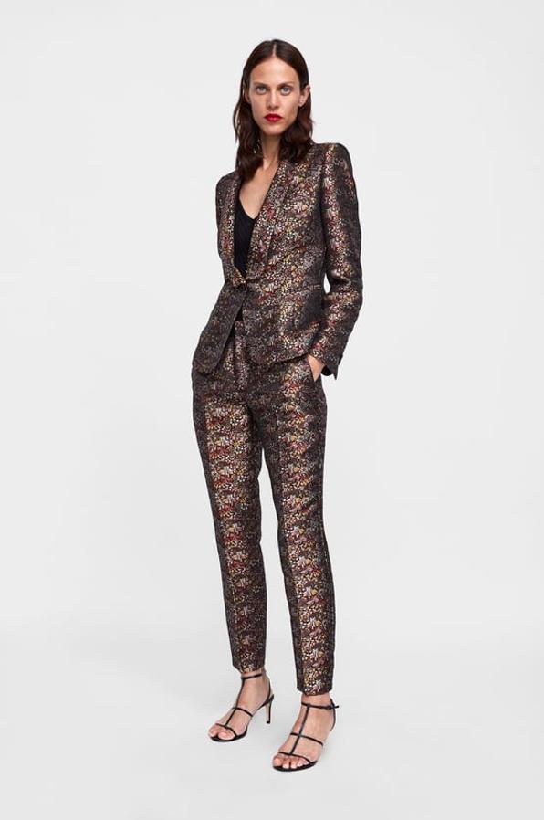 El brillo es tu mejor aliado a la hora de elegir un pantalón para una boda. Sobre todo, si se trata de una boda por la tarde-noche. Este pantalón de Zara es una excelente propuesta. Solo es cuestión de ser creativa.