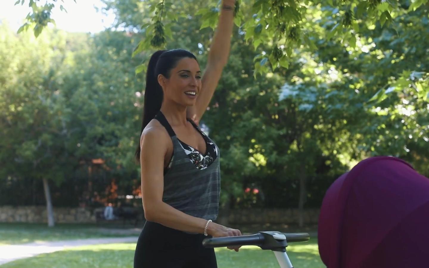 El carrito con el que paseamos al bebé puede ser nuestro mejor aliado para trabajar diferentes partes de nuestro cuerpo, una de ellas los brazos.