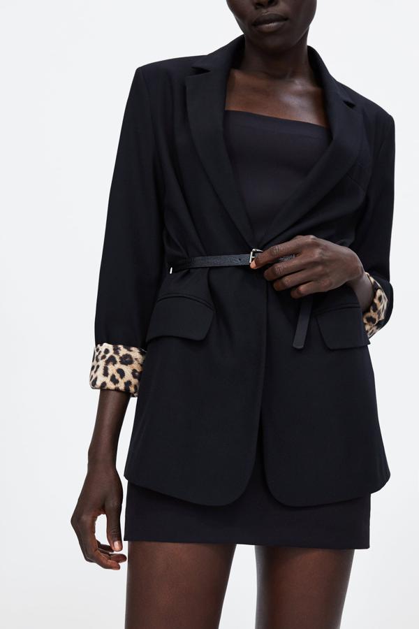 Esta chaqueta es de Zara y ya viene con el cinturón. ¿Otro extra de tendencia? Los puños con "animal print".