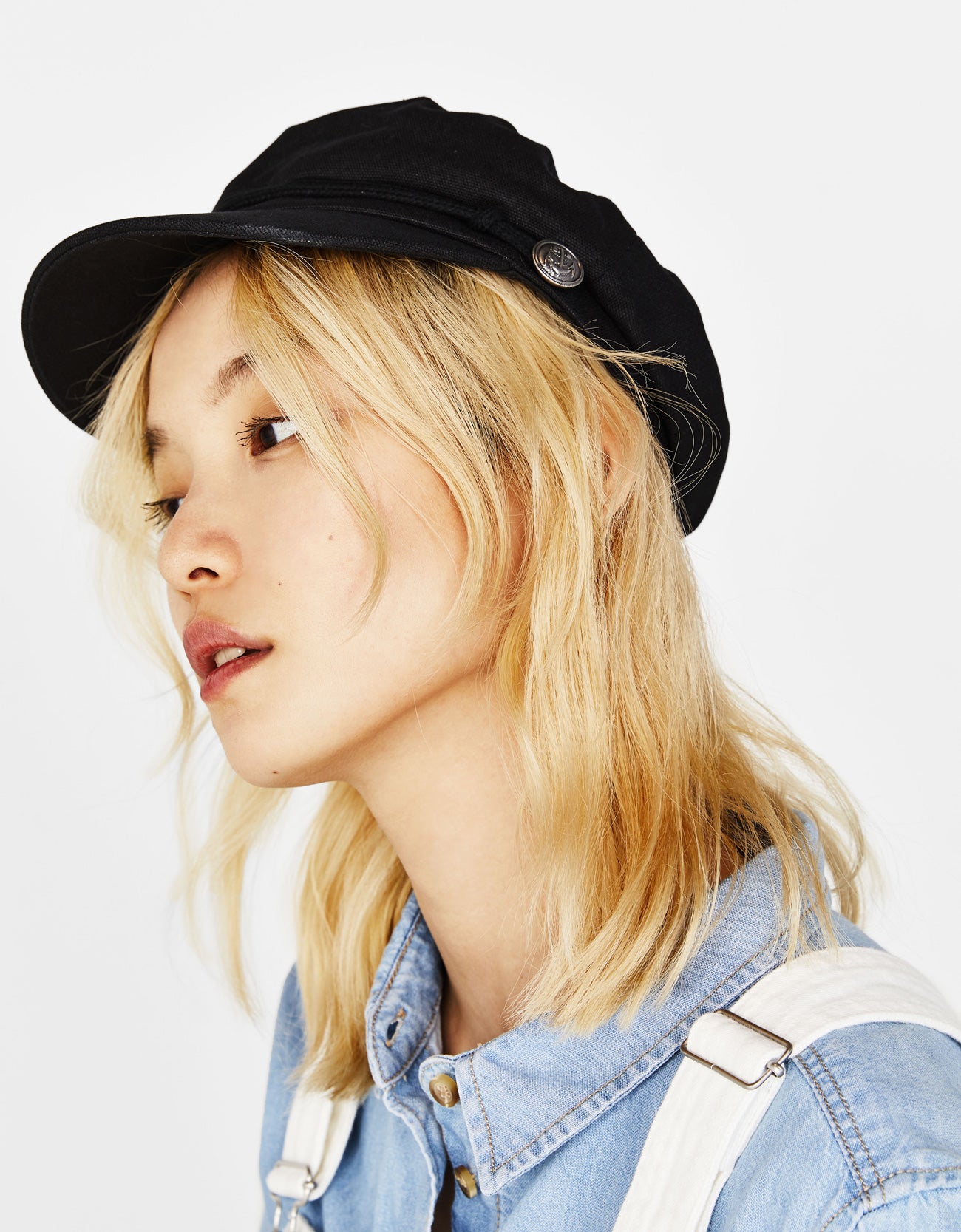 4. Gorra marinera. Se impone sobre las gorras con visera y las boinas afrancesadas. Reinaron el invierno pasado y continúan triunfando en versión clásica o en pana o terciopelo. Esta es de Bershka y cuesta 12,99 euros.