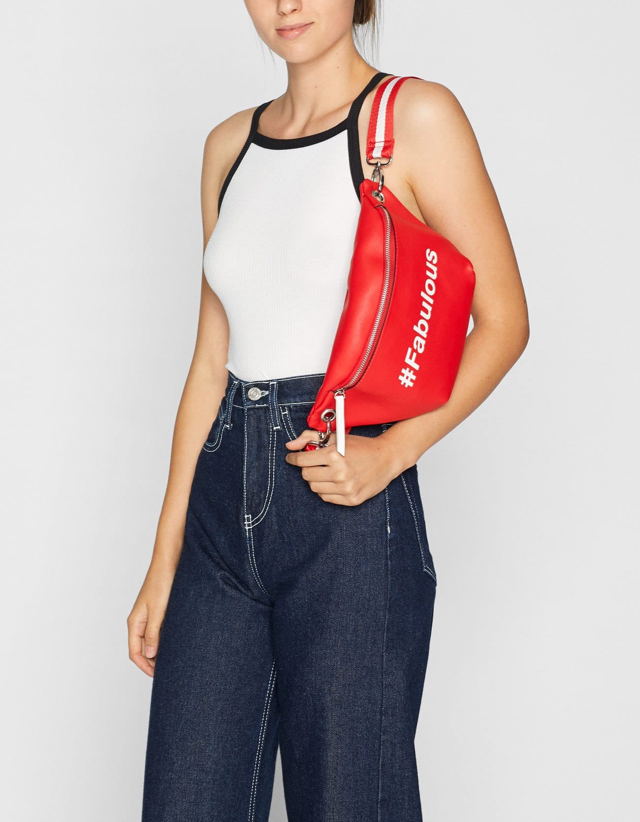 6. Riñonera. Se lleva en todas las versiones: desde la más pequeña, transparente, con estampado animal o acolchada, hasta la más grande y deportiva. Esta es de Stradivarius y cuesta 15,99 euros.