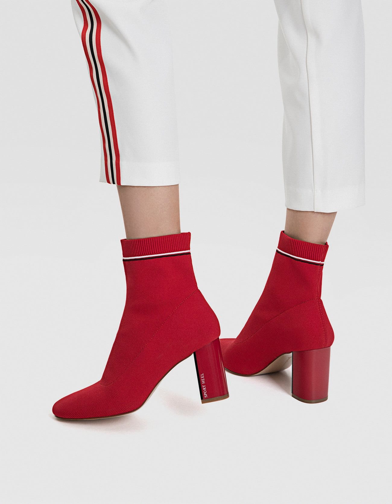 7. Botín color block. Los botines son el otro gran aliado de los estilismos de este otoño Vienen en todos los estampados posibles, pero nos quedamos con los vestidos de monocolor, lo más llamativo posible, como este de Stradivarius (39,99 euros).