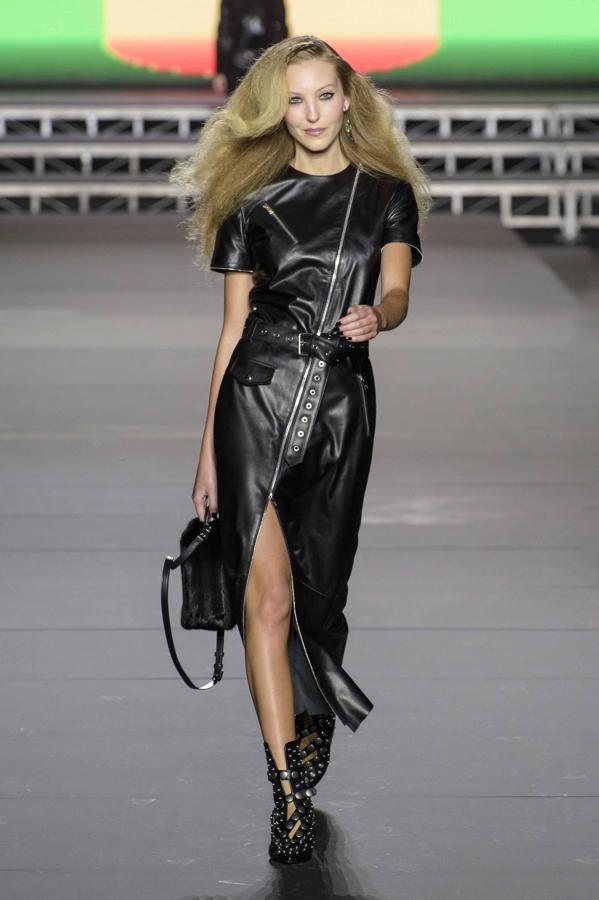 El vestido de cuero: Sonia Rykiel. Si quieres  llevarlo como Cristina Pedroche , toma nota.