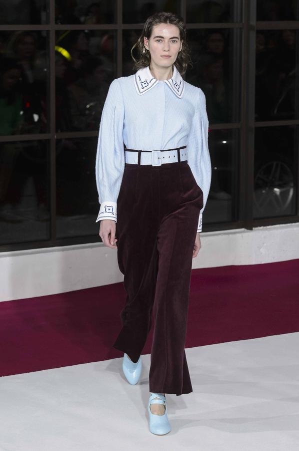 Pantalones altos: Emilia Wickstead.