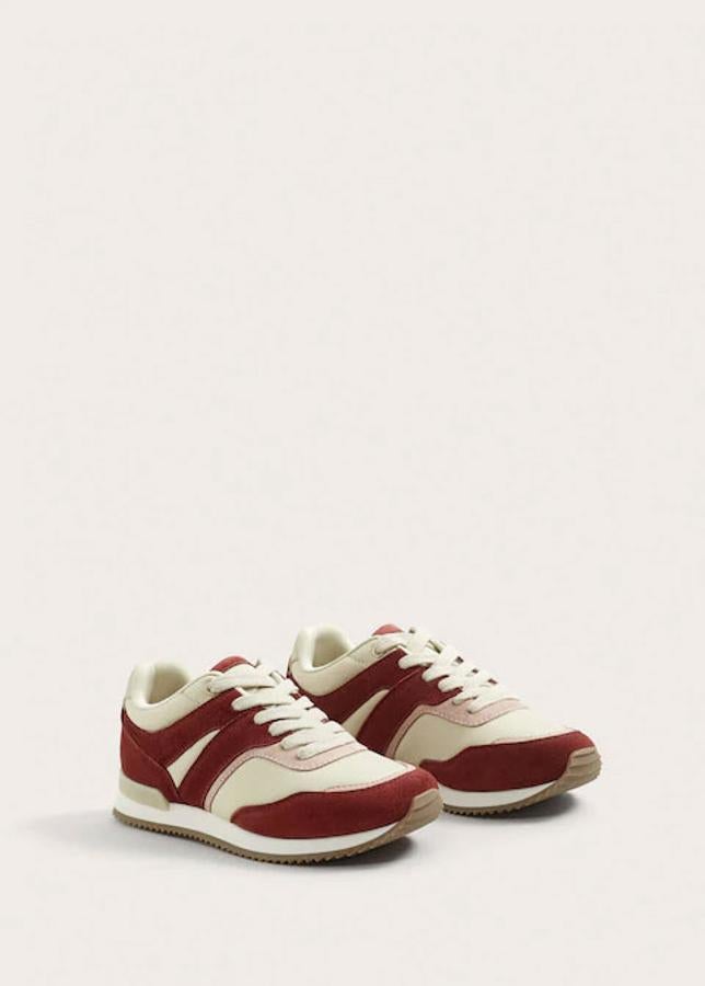 'Sneakers' con paneles de piel en color rojo y crema, 39,99 euros.