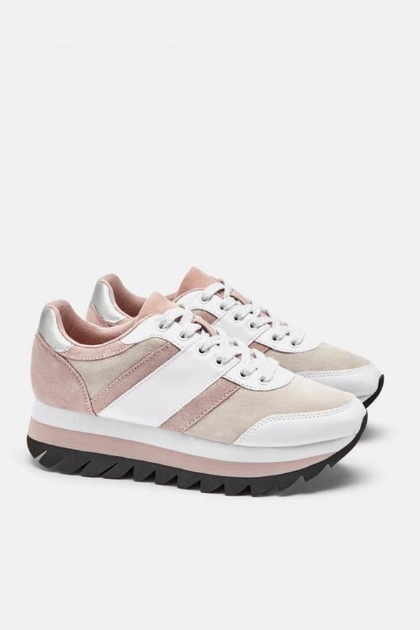 Deportivas combinadas en rosa y crema con contraste en la suela, 35,95 euros.