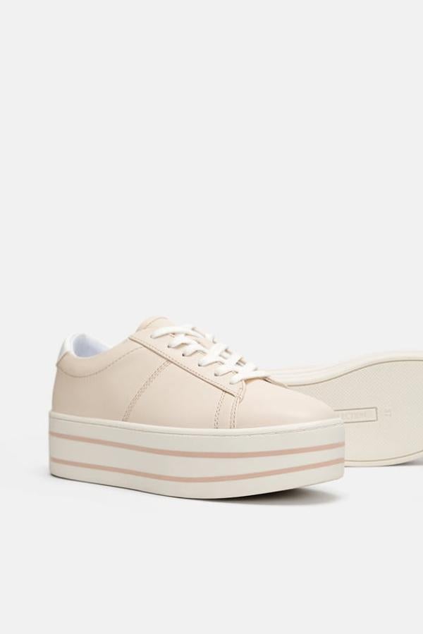 'Sneakers' con plataforma en color rosa claro, 29, 95 euros.
