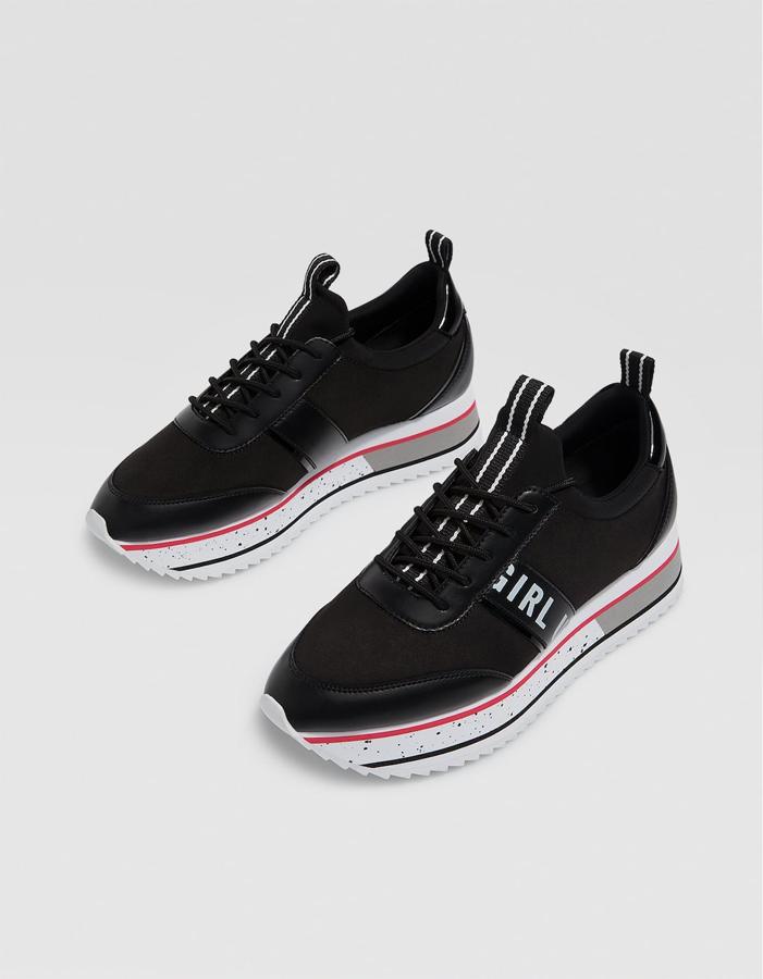 'Sneakers' en color negro con plataforma y detalle de banda lateral, 29,99 euros.