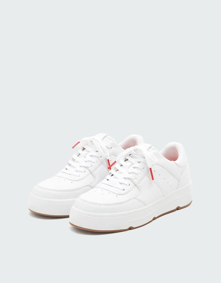 Deportivas modelo 'School' en color blanco, 29,99 euros.