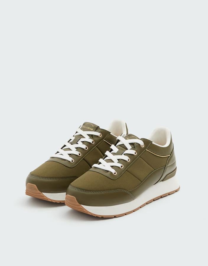 'Sneakers' de estilo urbano en color verde, 29,99 euros.