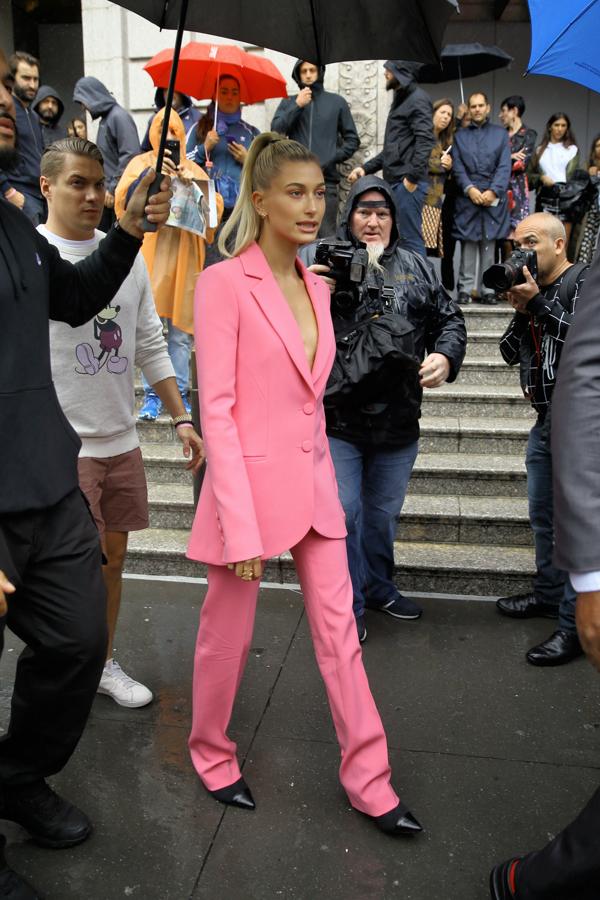 Hailey Baldwin ha acudido al 'show' de Carolina Herrera en la Semana de la Moda de Nueva York con un llamativo traje flúor de la diseñadora venezolana.