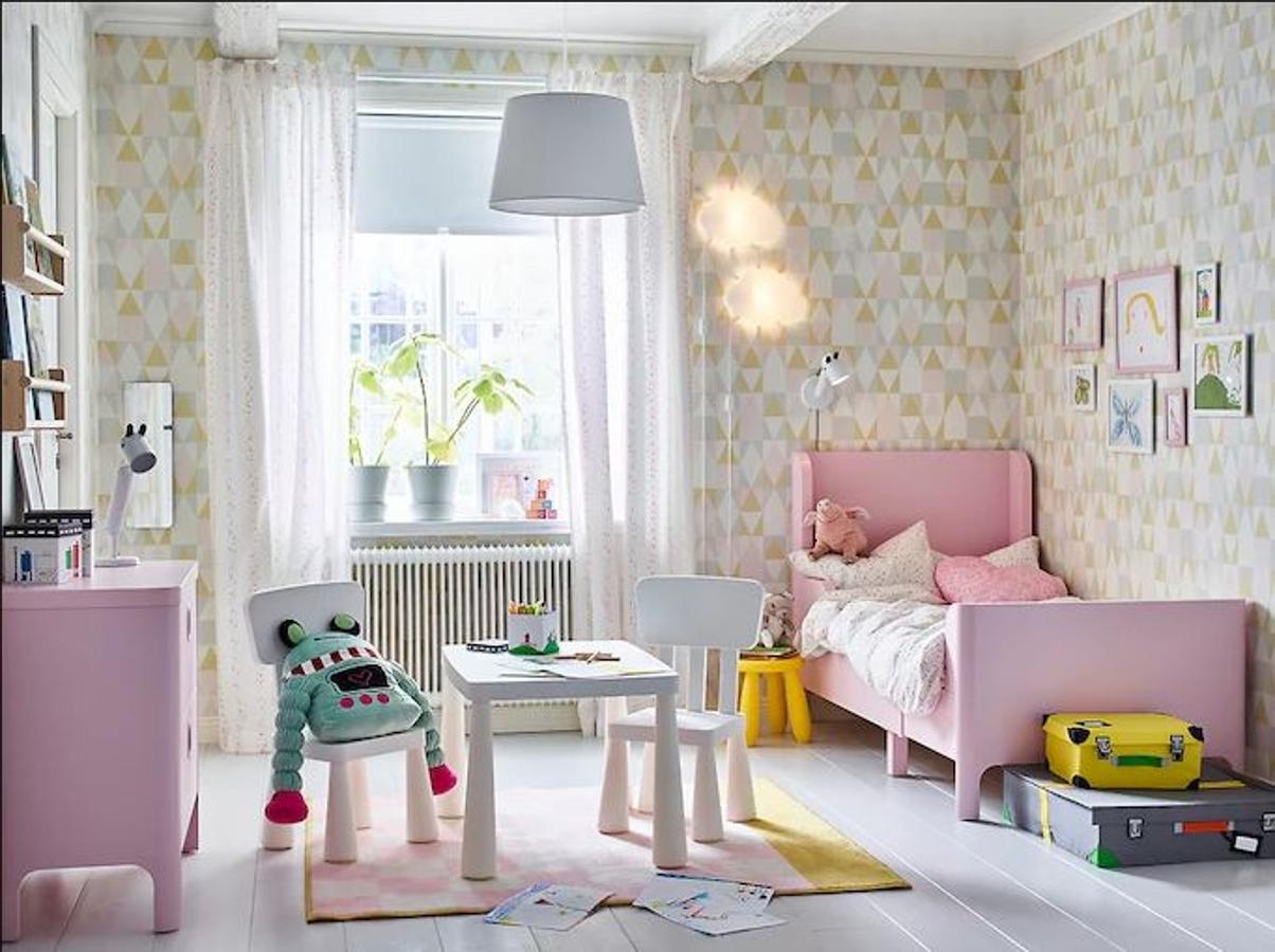 Las líneas minimalistas y los colores pastel como el rosa cuarzo dan forma a este dormitorio infantil que nos propone IKEA.