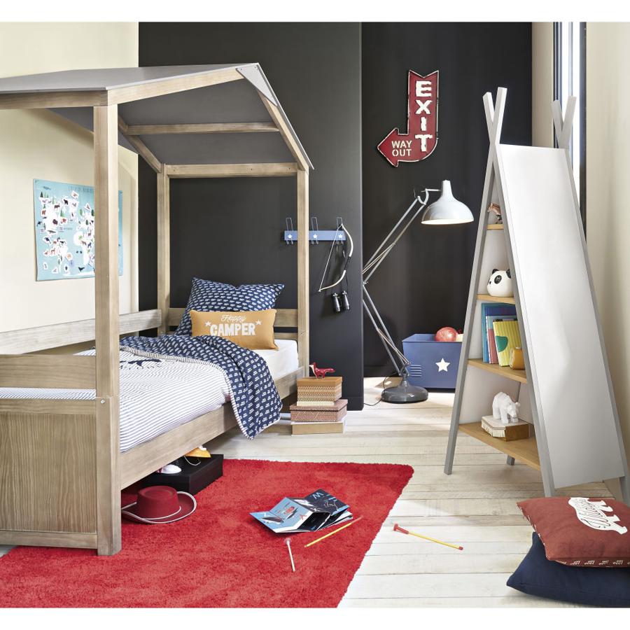 Ideal también esta propuesta de habitación infantil de Maison du Monde, donde la estanteria en forma de tipi invitará a tus hijos a tener todo en orden... como si fuera un juego.