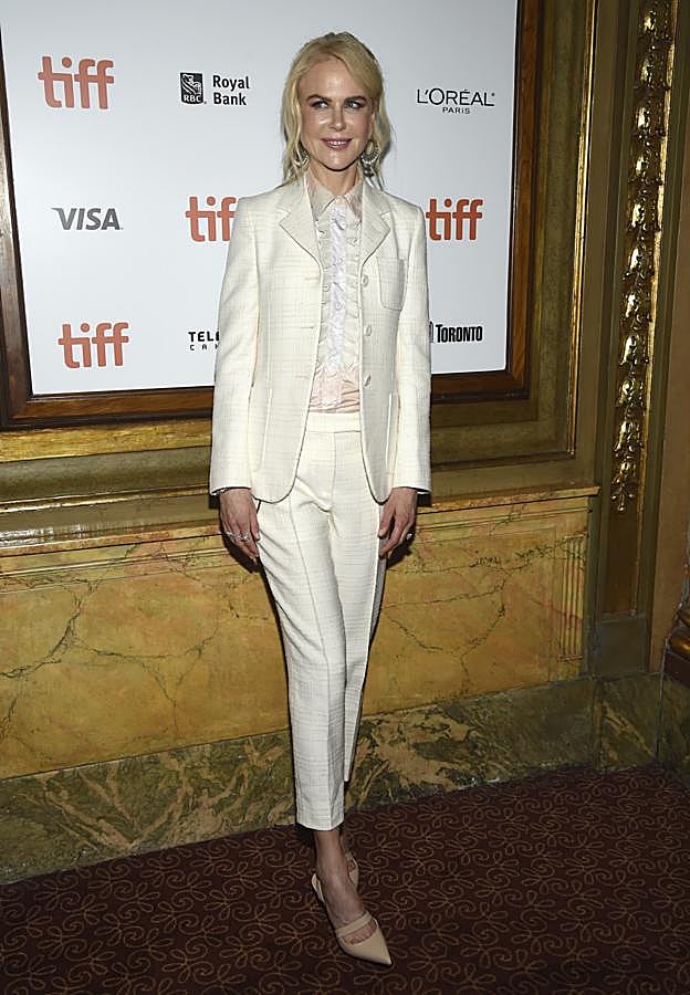 Nicole Kidman, impecable con un traje blanco roto de la colección Resort 2019 de Bottega Veneta y blusa de inspiración victoriana en el Festival de Toronto.
