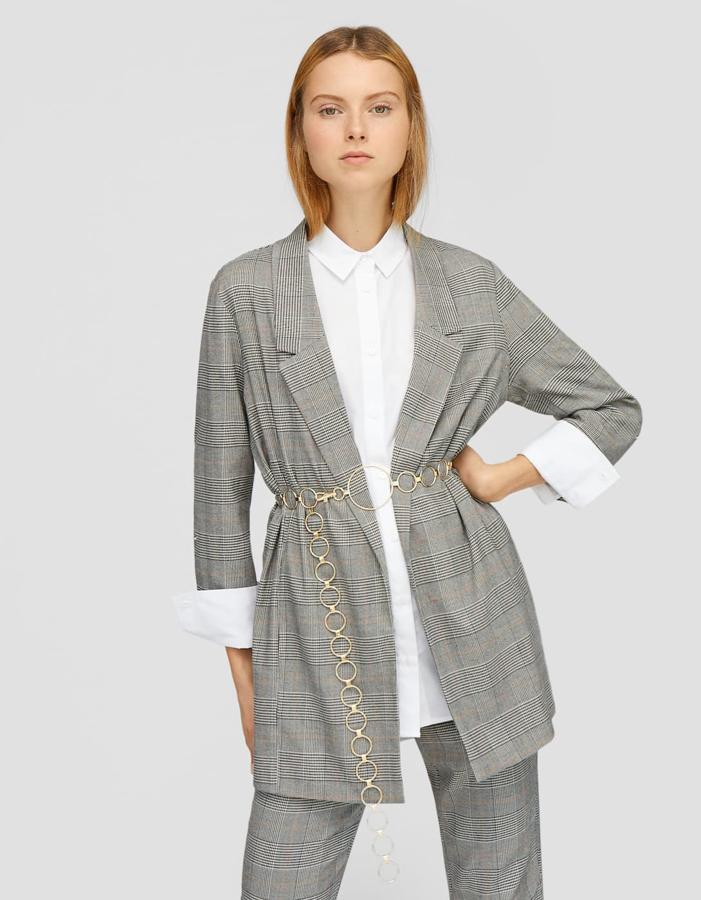 Si no quieres un look tan formal, conviértelo en otro más de noche con un cinturón joya o simplemente, uno de cadena. Esta propuesta es de Stradivarius.