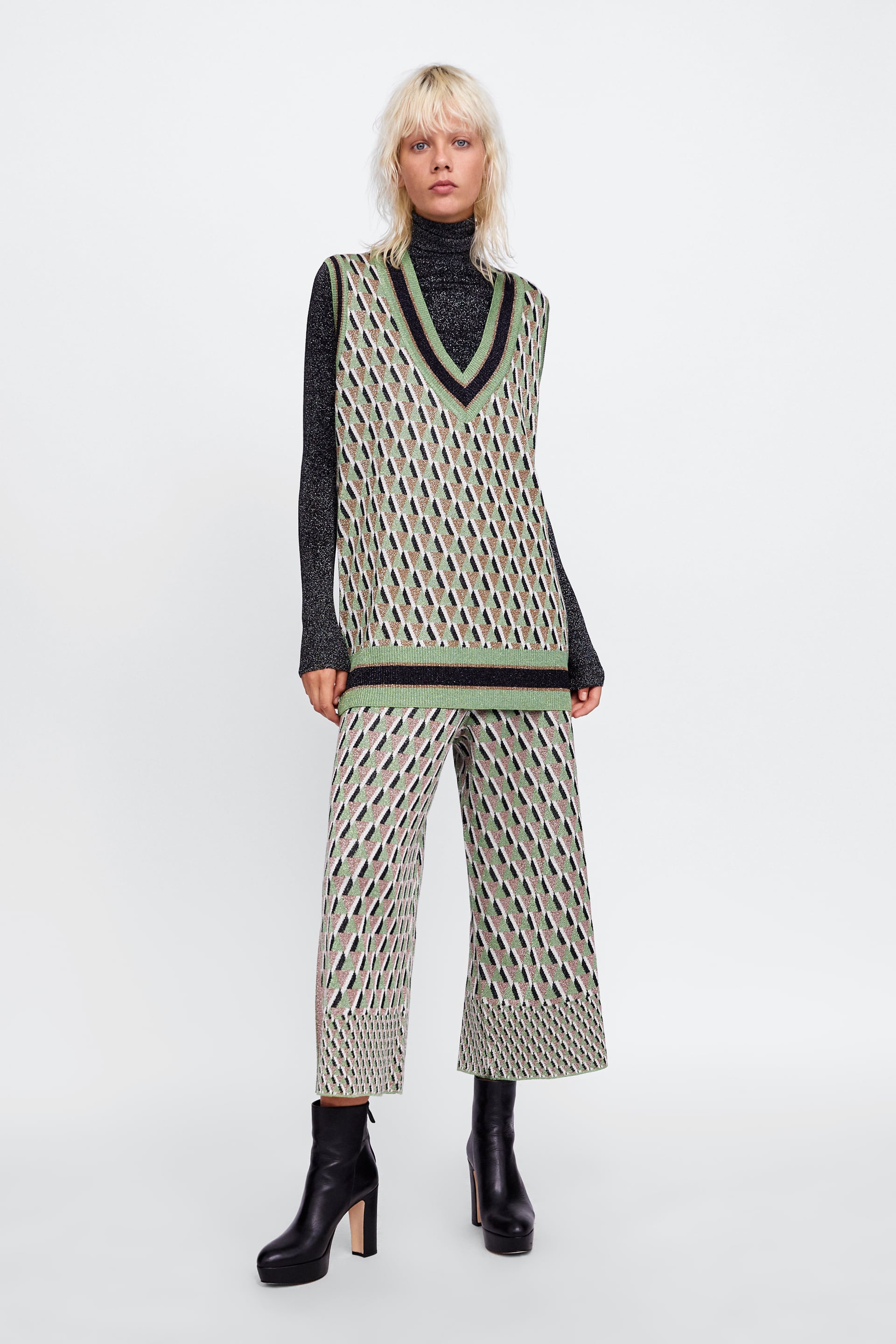 En Zara no han llegado tan lejos, pero tienen este traje en punto que se prestaría muchísimo a una operación similar, cambiando este conservador jersey de cisne por una prenda más larga.