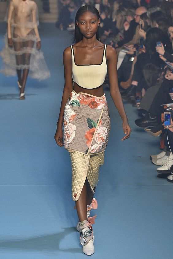 Este estilismo con dos faldas superpuestas es de Off-White, la firma que más frescura está aportando a la pasarela.